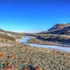 Dans ce col, le vent a arraché la neige laissant apparaître la steppe rase baignée pas ce torrent à demi gelé !